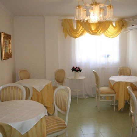 Hotel Nelisse Bükreş Restoran fotoğraf